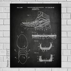 Op de afbeelding: Een zwart-witte patenttekening van een worstelschoen met gescheiden buitenzolen. De tekening toont de schoen van de zijkant en bevat details van het zoolontwerp. Het patentnummer is US 7,325,336 B2 en de datum is 5 februari 2008.