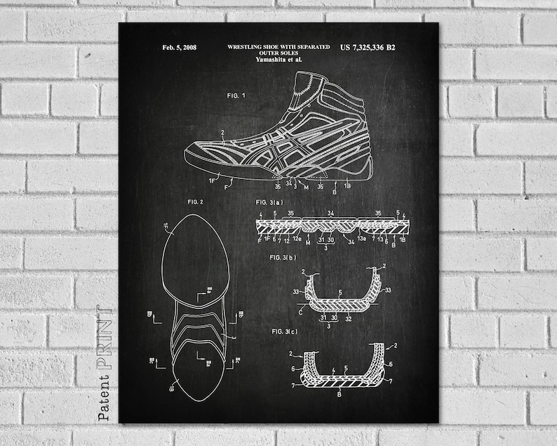 Op de afbeelding: Een zwart-witte patenttekening van een worstelschoen met gescheiden buitenzolen. De tekening toont de schoen van de zijkant en bevat details van het zoolontwerp. Het patentnummer is US 7,325,336 B2 en de datum is 5 februari 2008.