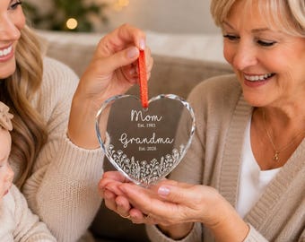 Benutzerdefinierte personalisierte Mom Oma Est. 1983 2026 Herz Kristallglas Ornament Andenken