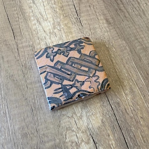 Carrelage en céramique artisanal avec motif tribal abstrait, signé par l&#39;artiste, Carrelage en céramique, Carrelage d&#39;artiste