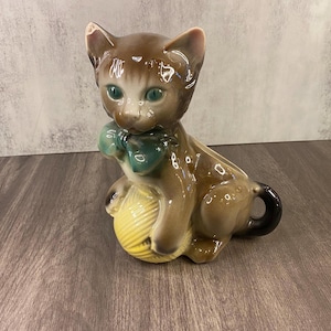 ヴィンテージ セラミック キャットプランター - ミッドセンチュリーの手描きの猫と毛糸玉、魅力的な室内用プラントホルダー