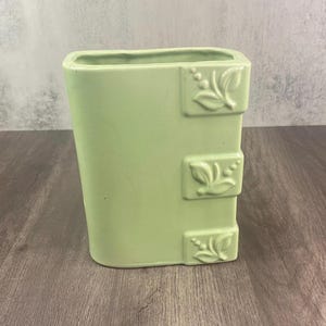 Vaso vintage verde di metà secolo, con motivo a foglie in rilievo, vaso in ceramica a forma di libro, vaso rettangolare in ceramica, vaso verde salvia, vaso a forma di libro