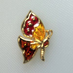 Schattige vintage goudkleurige rood en geel geëmailleerde vlinder figurale pin broche ontwerper gesigneerd Hedy op originele verkoopkaart