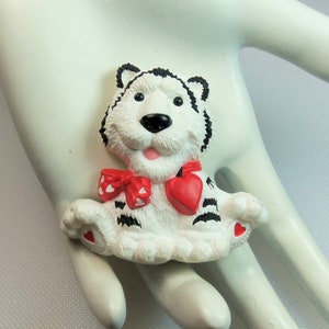 Vintage weiße und schwarze Tiger mit rotem Herz und Bogen Kunststoff Figural Pin Brosche Designer signierte Hallmark Karten, Inc Vintage Valentine