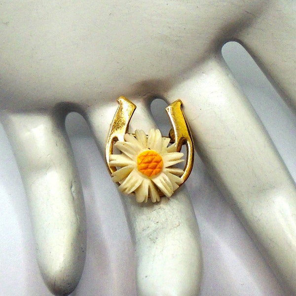 Vintage Yellow Gold Filled Carved Daisy Flower Horseshoe Scatter Pin Brooch Designer Signed Wells Gold Filled