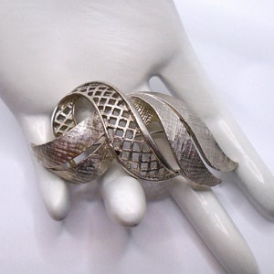 Vintage Textured and Polished Silver Tone Detailed Swirl Pin Brooch Designer Signed Lisner