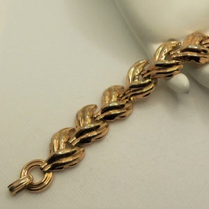 Vintage Polished Gold Tone Detailed Ribbed Link Bracelet Designer Signed Crown Trifiar Pat Pend