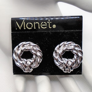 Vintage Silber Ton Twisted Seil offener Kreis Kranz Knopf Spannung Clip Ohrringe Designer signiert Monet auf original Display Karte