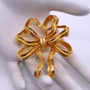 Vintage Textured and Polished Gold Tone Looping Ribbon Bow Pin Brooch Designer Signed Monet