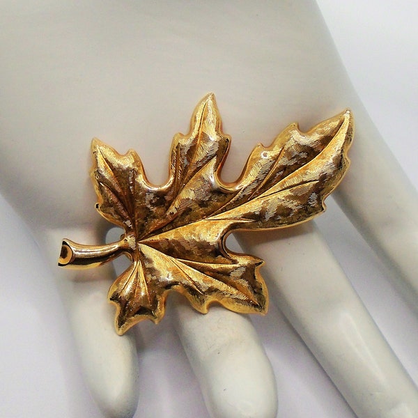 Vintage Textured and Detailed Gold Tone Leaf Pin Brooch Designer Signed Tammey Jewels