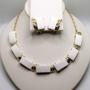 Set di collana e orecchini a clip in termoindurente bianco vintage