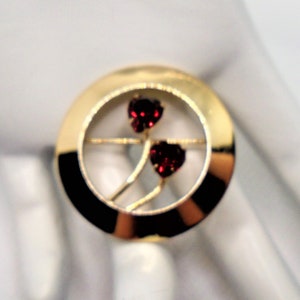 Vintage Polished Yellow Gold Filled Prong Dark Red Heart Shaped Rhinestones Circle Pin Brooch Signed 1/20 12K