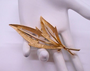 Broche Vintage Ornée De 3 Feuilles Finement Striées En Relief - Couleur Or