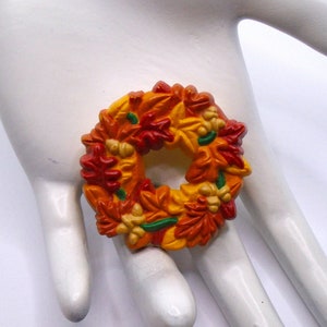 Vintage Kunststoff Orange, Rot, Grün, und Gelb Herbst Kranz Herbst Pin Brosche Designer signiert 1987 Hallmark Cards Inc.