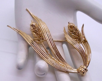 Vintage Goldtone Twisted Rope Brooch With a Loop Bow and  Vintage Twisted Rope Gold Tone Bow Brooch/Pin With Dangling Tassels 1970s main image 2