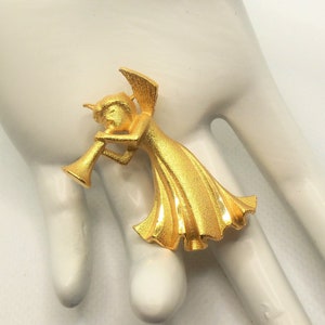 Vintage Textured Gold Tone Detailed Christmas Heralding Angel with Trumpet Figural Holiday Pin Brooch