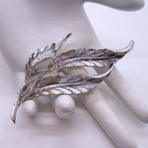 Spilla vintage Coro in argento con foglia: spilla con foglie firmata dal designer