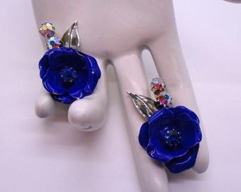 Pendientes de clip vintage de Coro Blue Enamel Flower con diamantes de imitación Aurora Boreal.