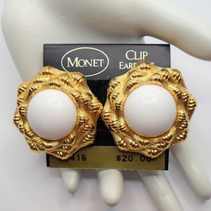 Vintage detaillierte Gold Ton Faux weiße Cabochons Chunky Tension Clip Ohrringe Designer signiert Monet auf original Display Karte