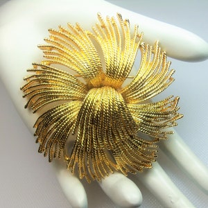 Vintage Textured Detailed Gold Tone Twisted Rope Large Pin Brooch Designer Signed Monet &quot;Cordelia&quot;