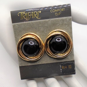Vintage Gold-Ton eingerahmt runde schwarze Kunststoff Cabochon Button Ohrclips Designer Trifari auf der Original-Grafikkarte signiert