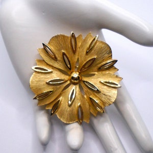 Vintage Crown Trifari Gold Tone Flower Brooch: Textured Snowflake Pin