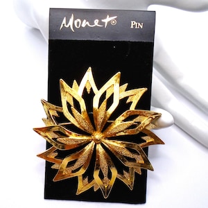 Vintage strukturierte und polierte Gold Ton große ausgeschnittene Blume Pin Brosche Designer Monet auf Original Verkaufskarte signiert