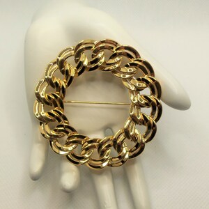 Vintage Monet Brooch: Polished Gold Tone Chain Link Circle Pin