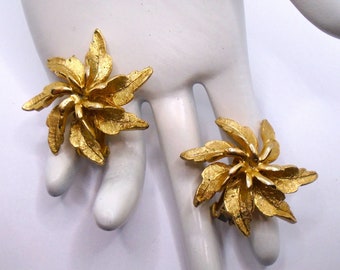 Vintage texturizado y pulido tono oro detallado flor dimensional floral clip pendientes diseñador firmado HAR