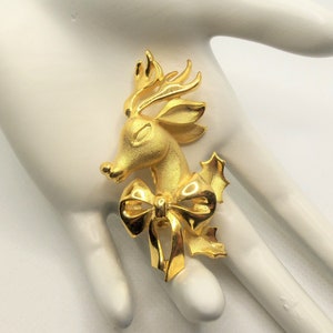 Vintage Polished and Textured Gold Tone Detailed Christmas Reindeer Figural Holiday Pin Brooch