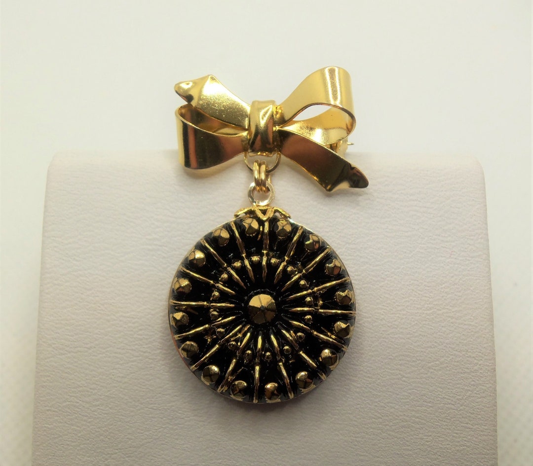 Broche Ancienne En Verre Noir Moulé – Forme Fleur – Style Perles De Jais