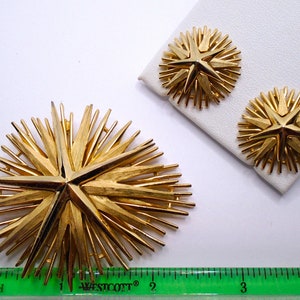 Broche (pin) Vintage Années 80 Linda Hattab Paris - Style Brutaliste Soleil/starburst - Dorée