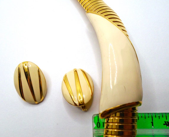 Vintage Polished Gold Tone and Cream Enamel Colla… - image 7