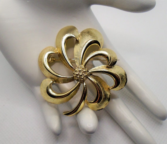 Broche Vintage Dorée à Fleurs Stylisées – Occasion En Bon état – Sans Marque
