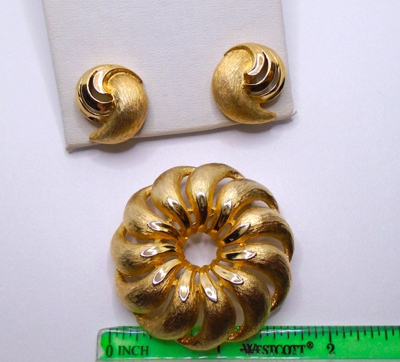 Vintage Textured and Polished Gold Tone Round Ope… - image 4
