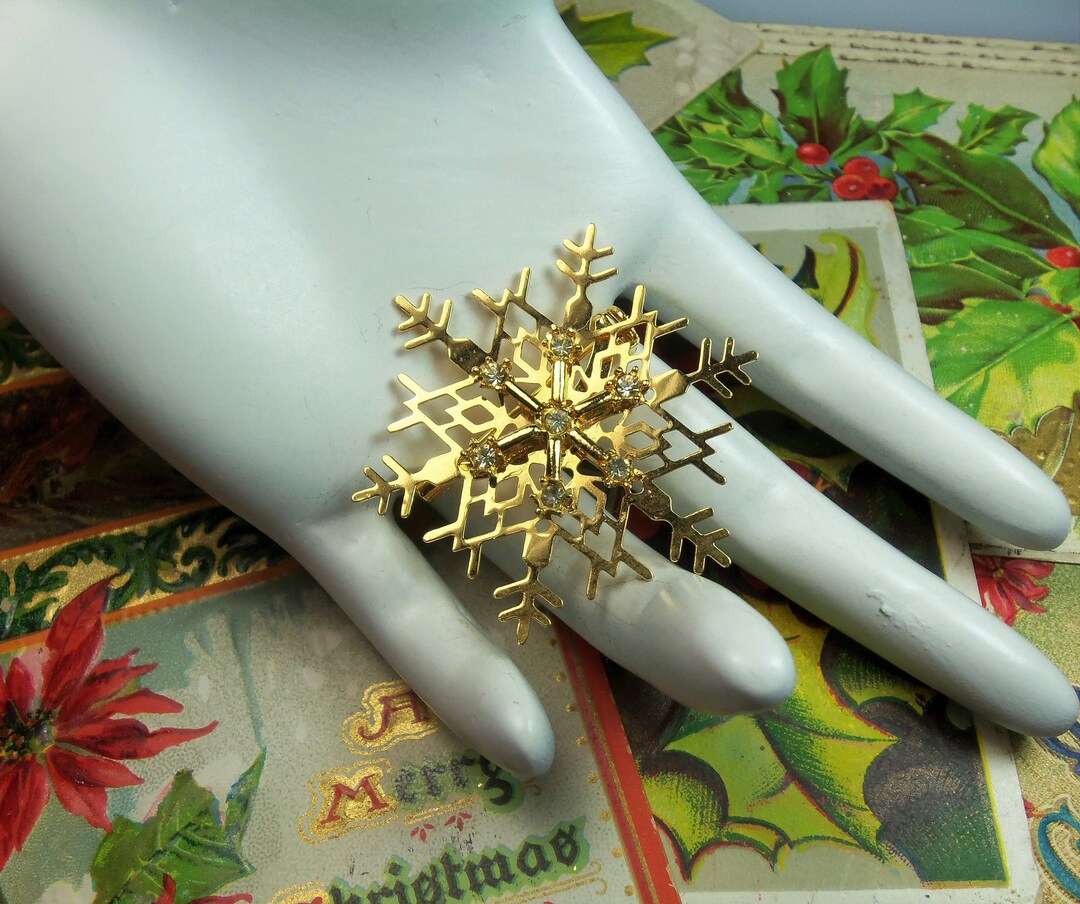 Broche de flocon de neige en cuivre émaillé, émail bleu pâle et blanc fabriqué à la main sur
