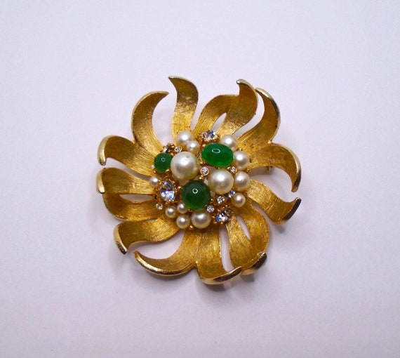 Vintage Textured and Polished Gold Tone Flower wi… - image 4