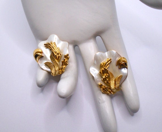 Vintage Detailed Gold Tone and Pearlized Enamel S… - image 2