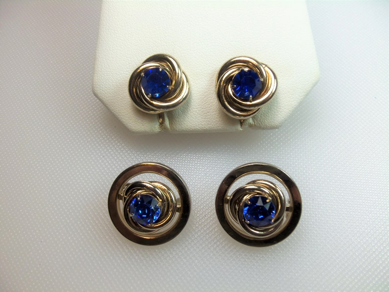 Vintage Polished Gold Tone Blue Prong Set Rhinestones Two Round Scatter Brooch Pins and Matching Screw Back Earrings Designer Signed Coro