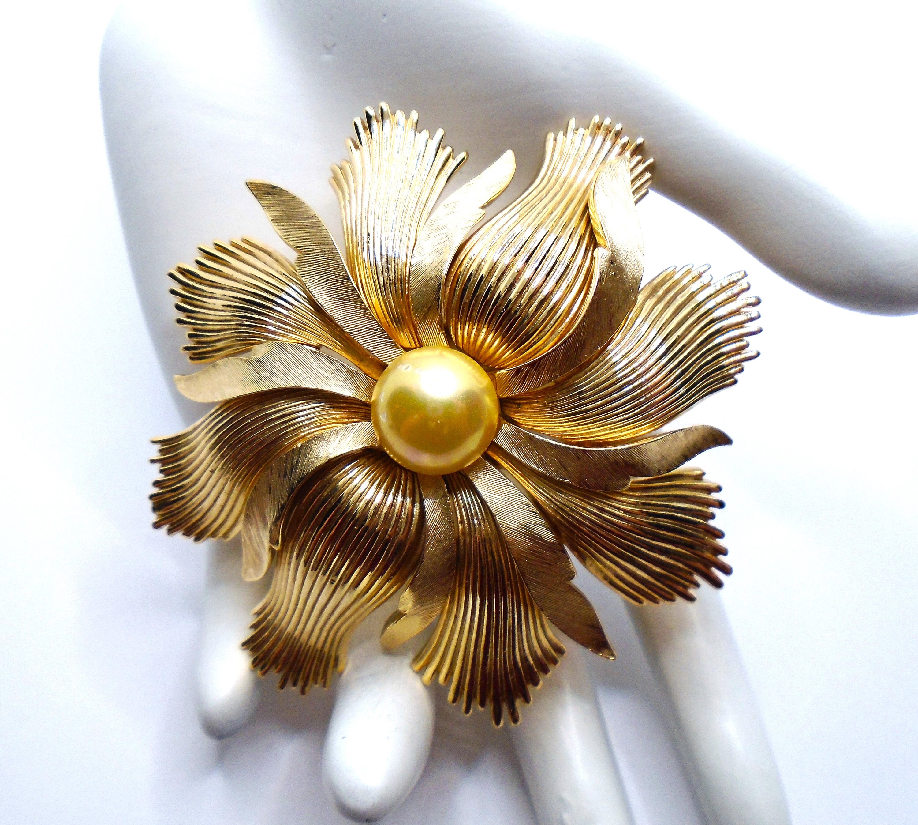 Vintage Crown Trifari Gold Tone Flower Brooch With Faux Pearl - Etsy