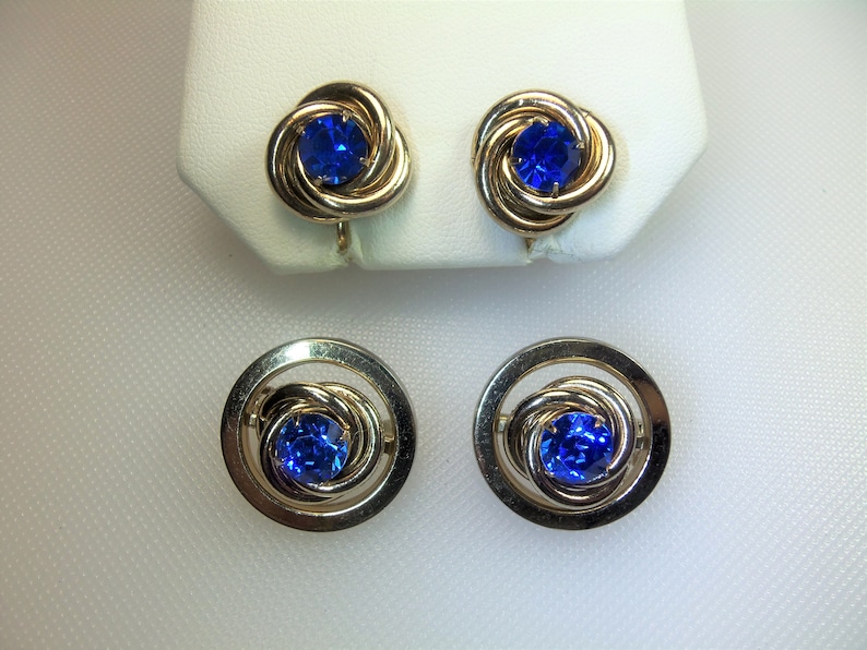 Vintage Polished Gold Tone Blue Prong Set Rhinestones Two Round Scatter Brooch Pins and Matching Screw Back Earrings Designer Signed Coro