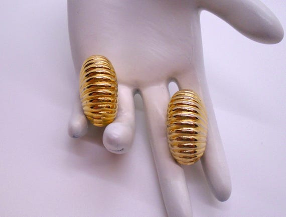 Vintage Polished Gold Tone Ribbed Clip Chunky Ear… - image 2