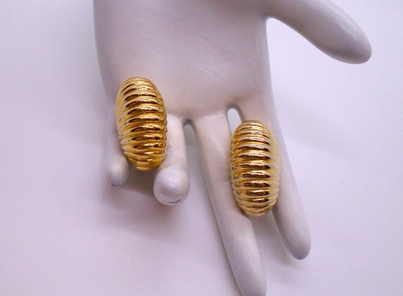 Vintage Polished Gold Tone Ribbed Clip Chunky Ear… - image 1