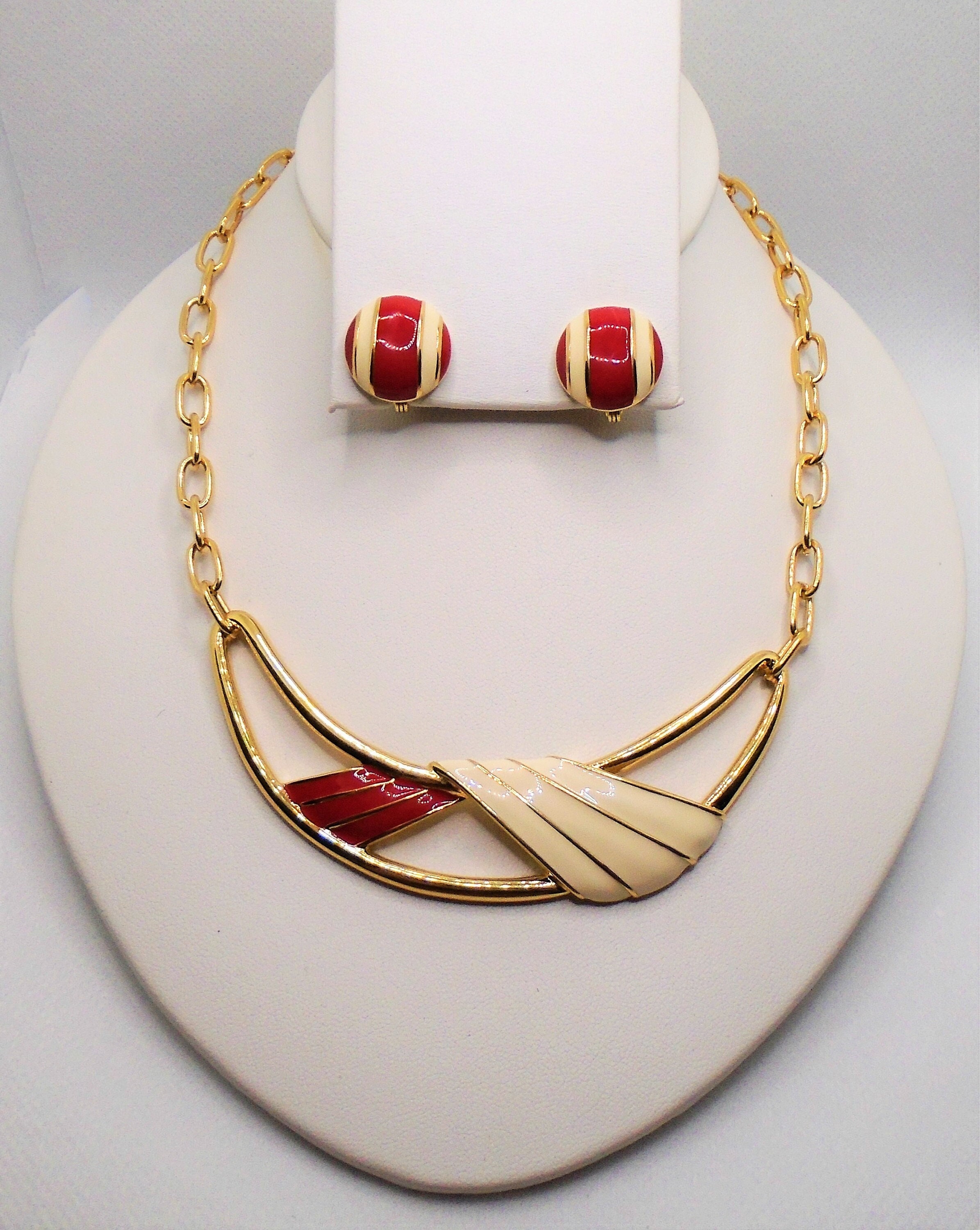Monet ヴィンテージ ネックレス＆イヤリングセット9776 Vintage Monet Necklace and Clip Earrings Set: Gold Tone Red Cream