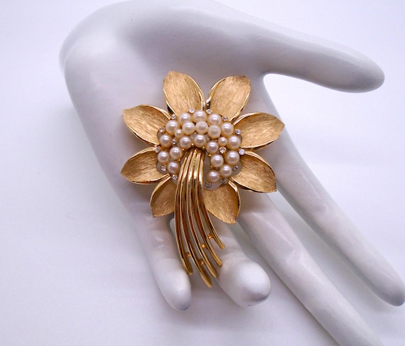 ヴィンテージtrifari パール＆ストーン　ボタニカルブローチ Vintage Crown Trifari Floral Brooch Pin, Gold Tone Faux Pearl