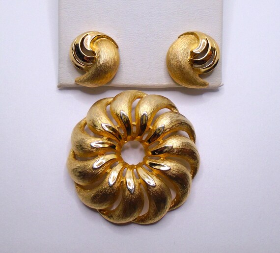 Vintage Textured and Polished Gold Tone Round Ope… - image 3