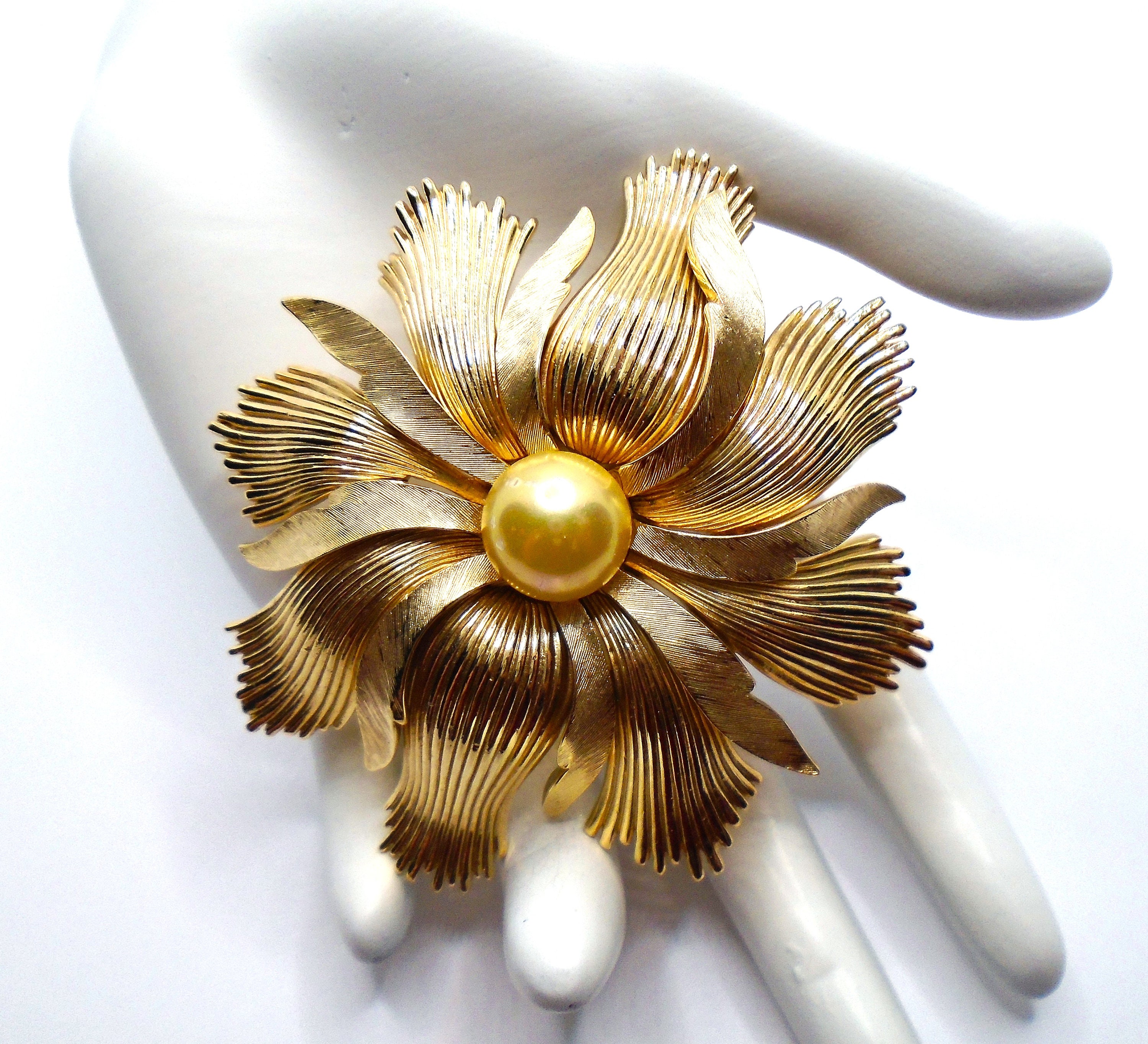 Trifari クラウンピン ブローチ Vintage Crown Trifari Gold Tone Flower Brooch With Faux Pearl - Etsy