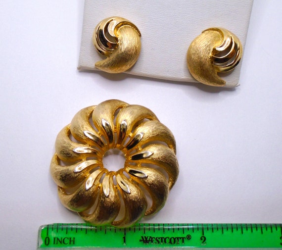 Vintage Textured and Polished Gold Tone Round Ope… - image 5