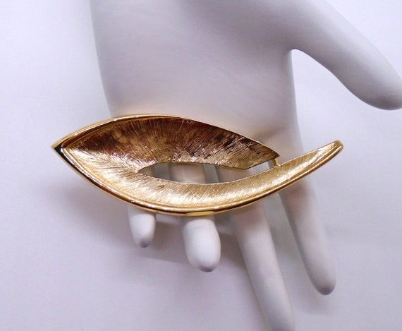 Vintage Textured and Polished Gold Tone Detailed … - image 3