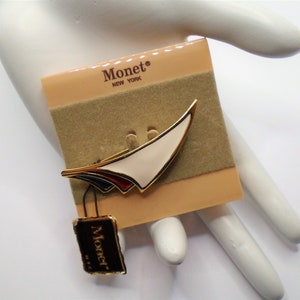 Vintage poliert Gold-Ton mit rot, blau und creme Emaille Pin Brosche Designer signiert Monet mit Display-Karte & Hang-Tag ""Regatta Pennant""
